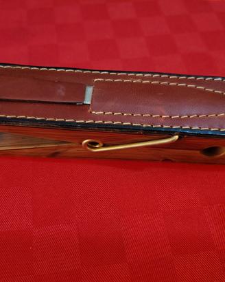 Pinza molletta fermacarte vintage in legno e pelle