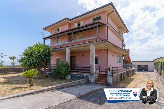 Villa singola con 2 appartamenti e 1000 mq di terr