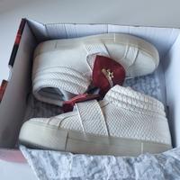 Scarpe Desigual bianche con cuore rosso