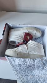 Scarpe Desigual bianche con cuore rosso