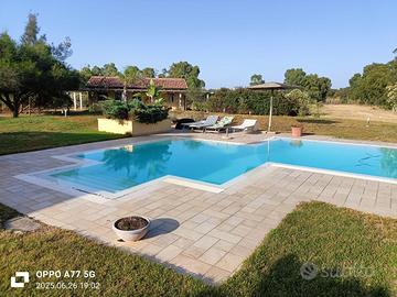 Villa, piscina e dependance su due ettari di terr