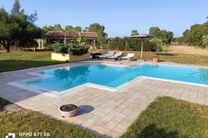 Villa, piscina e dependance su due ettari di terr