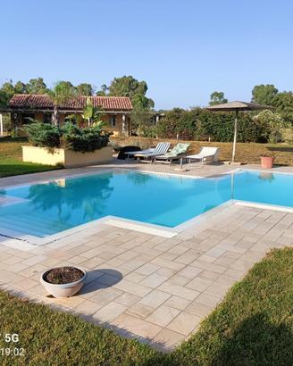 Villa, piscina e dependance su due ettari di terr
