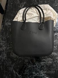 Borsa grande O bag nera completa 