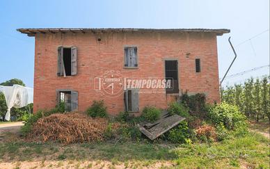 DFP5 RUSTICO CON STALLA IMMERSO NEL VERDE