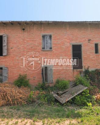 DFP5 RUSTICO CON STALLA IMMERSO NEL VERDE