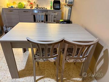 tavolo allungabile con sedie 