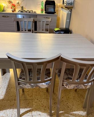 tavolo allungabile con sedie 