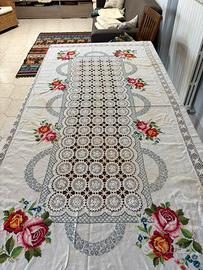 Tovaglia vintage con rose e uncinetto