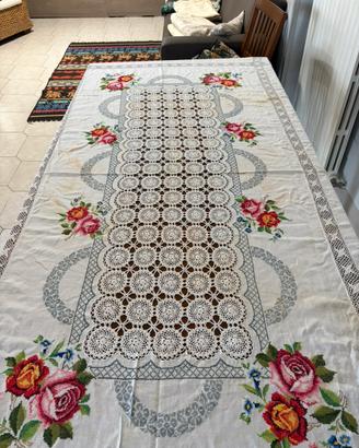 Tovaglia vintage con rose e uncinetto