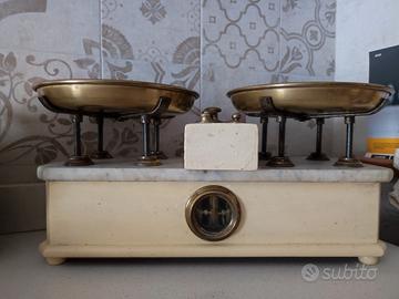 Antica bilancia da cucina con piano in marmo