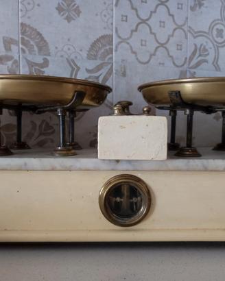 Antica bilancia da cucina con piano in marmo