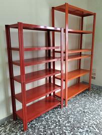 Scaffalatura metallica già smontata.