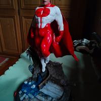 Omniman statua figure, invincible 