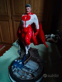 Omniman statua figure, invincible 