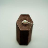 Anello on oro 18kt diamanti 0.03 pt e perla di fiu