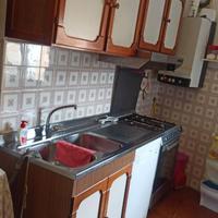 Cucina con elettrodomestici