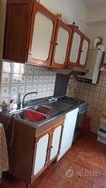 Cucina con elettrodomestici