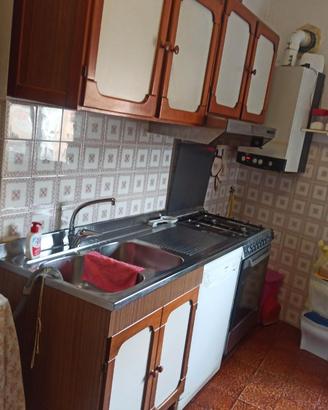 Cucina con elettrodomestici