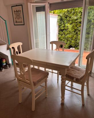 Tavolo con sedie