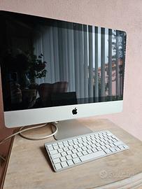 Computer  iMac completo di tastiera.