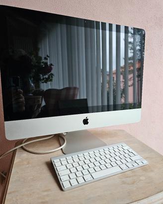 Computer  iMac completo di tastiera.