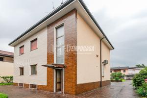 AMPIO TRILOCALE CON GIARDINO PRIVATO E DUE BOX