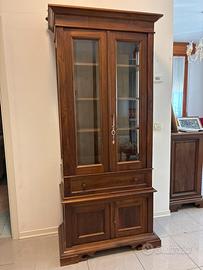 Vetrina cristalliera in legno noce stile classico