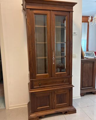 Vetrina cristalliera in legno noce stile classico