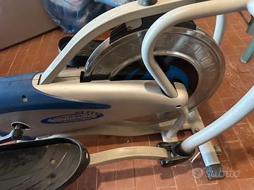 attrezzo ellittica per esercizi corpo orbitrek