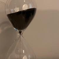 Clessidra in vetro e sabbia nera