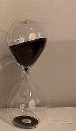 Clessidra in vetro e sabbia nera