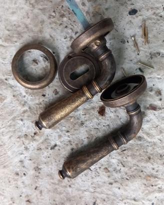 Maniglie per porte, finestre e porta finestra.