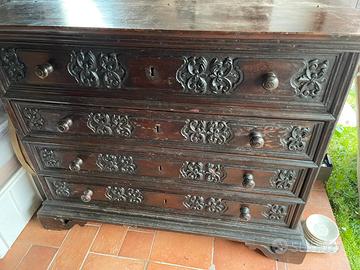 Antico canterano del 600 con ribalta