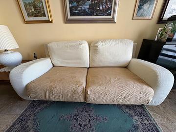 Comodo divano in buone condizioni