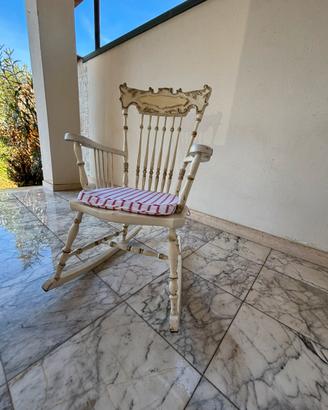 Antica Sedia a dondolo stile shabby