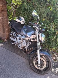 Moto Yamaha FZ6 600 con scarichi leovinci