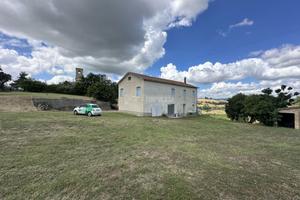 CASA SINGOLA SU DUE LIVELLI CON MAGAZZINO E TERREN