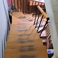 scala in acciaio e faggio.