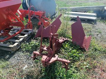 Vasta disponibilità di aratri per trattori: