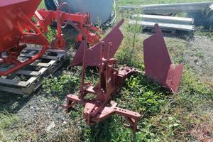 Vasta disponibilità di aratri per trattori: