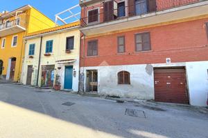 2 LOCALI A GENZANO DI ROMA