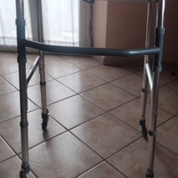 Deambulatore in acciaio con rotelle regolabile