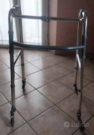 Deambulatore in acciaio con rotelle regolabile