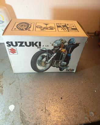 Modellino moto Suzuki 750 polistil