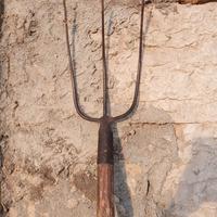 forca in ferro con manico in legno