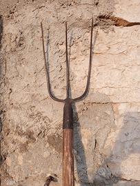 forca in ferro con manico in legno