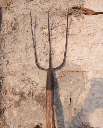 forca in ferro con manico in legno