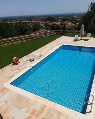Bordo piscina in pietra di Luserna colore doré