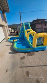 scivolo gonfiabile con spruzzini d' acqua